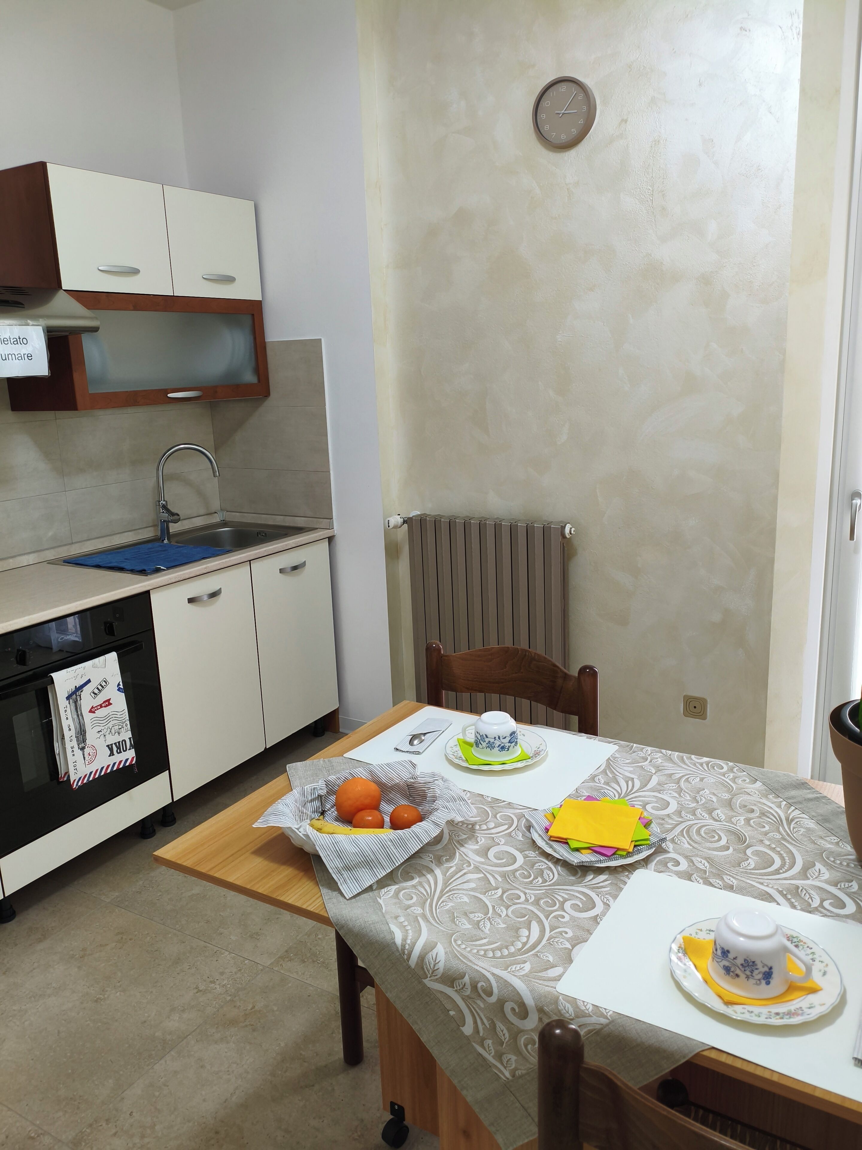 Wasserkocher mit Kaffee-/Teezubehör, Kühlschrank, Mikrowelle, Ofen