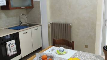 Wasserkocher mit Kaffee-/Teezubehör, Kühlschrank, Mikrowelle, Ofen