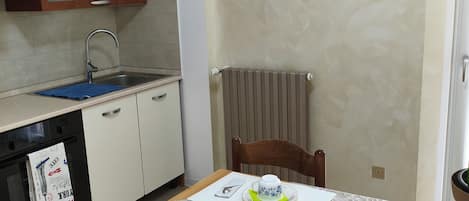Wasserkocher mit Kaffee-/Teezubehör, Kühlschrank, Mikrowelle, Ofen