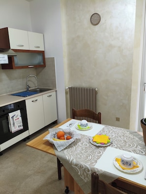 Coffee/tea maker, fridge, microwave, oven - Nice room, bathroom, outdoor space for the summer. Highway, airport, hospitals (Madone)