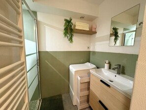 Een douche, een haardroger, handdoeken, toiletpapier