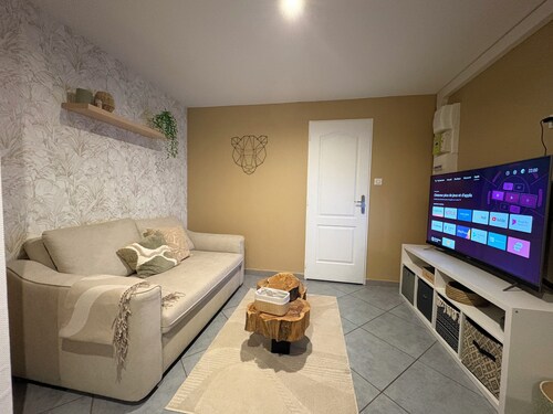 Appartement rez de chaussée avec terrasse et parking privé.