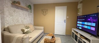 Ground-floor apartment with a terrace and private parking.