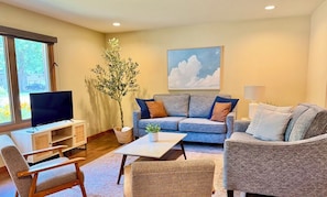 Smart TV - Peaceful 2 Bedroom Family Condo with Attached Garage • Walk to Dordt + Siouxnami (Sioux Center)
