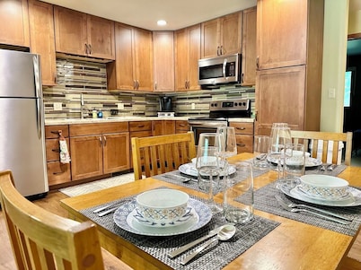 Spacious 2BR Condo & Garage + Perfect for Families + Walk to Dordt & Siouxnami