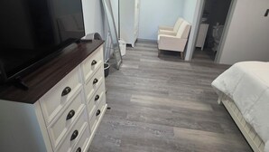 Makuuhuoneessa on sänky, televisio, lipasto, tuoli ja vaatekaappi.