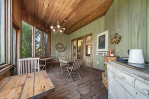 Dining - Away in the County - As featured on HGTV (Cherry Valley)