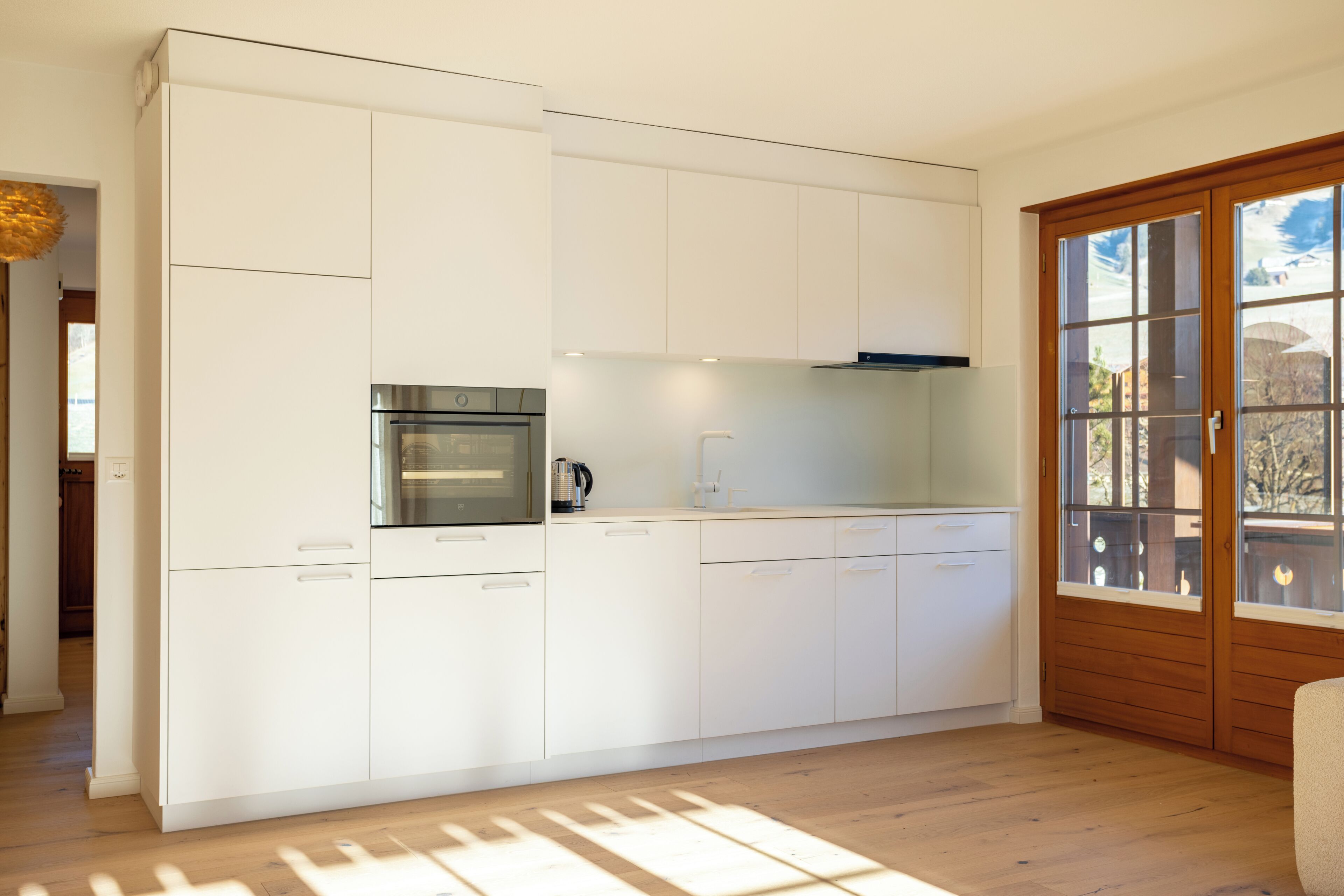 Coffee/tea maker, fridge, oven, stovetop