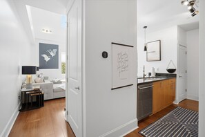 Ein modernes Interieur mit Wohnbereich, Küche und Flur.