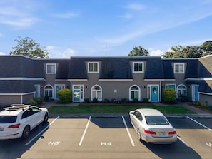 A multi-story hotel with a parking lot. - Minutes to Wrightsville Beach, Downtown & UNCW (Wilmington)