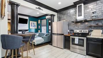 Coffee/tea maker, fridge, microwave, oven