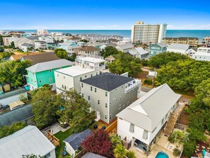 Un quartier résidentiel situé sur la côte, composé de diverses maisons unifamiliales et d’un grand bâtiment d’hôtel.