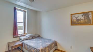 3 bedrooms, desk, internet, bed sheets