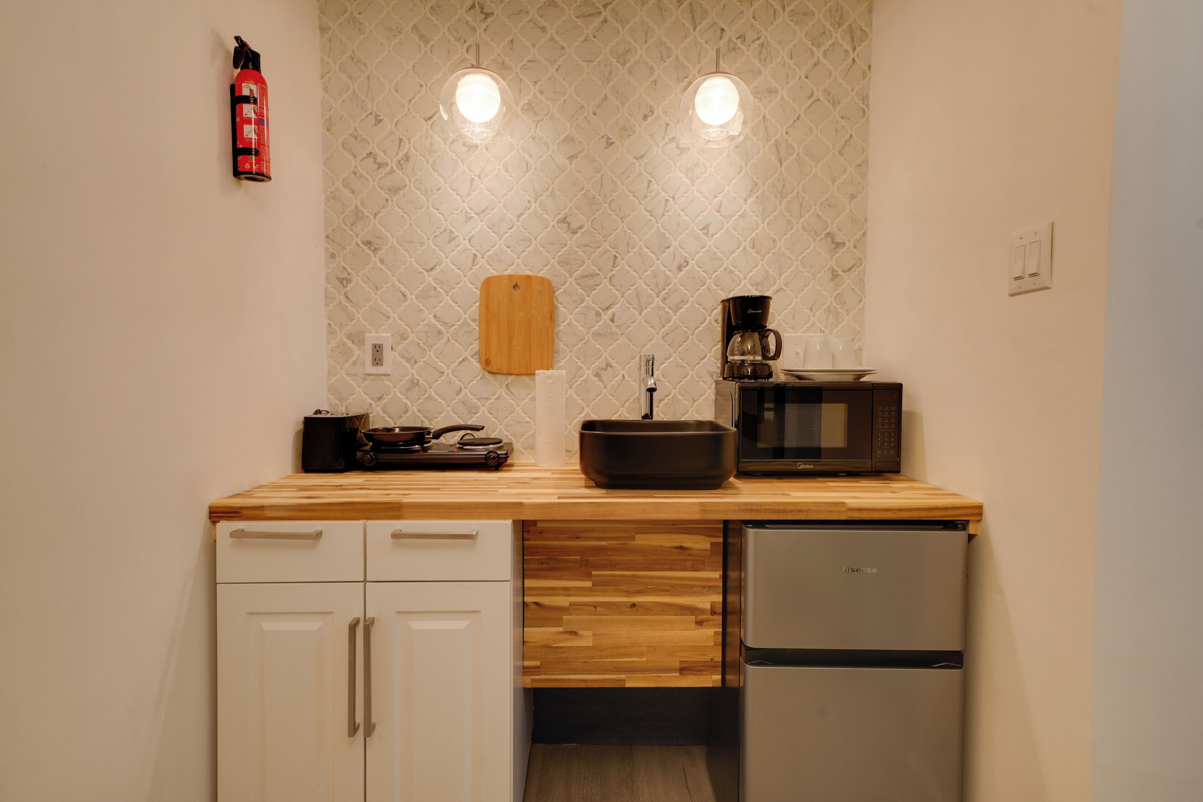 Coffee/tea maker, fridge, microwave, stovetop