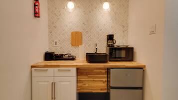 Coffee/tea maker, fridge, microwave, stovetop