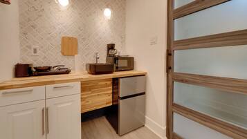 Coffee/tea maker, fridge, microwave, stovetop