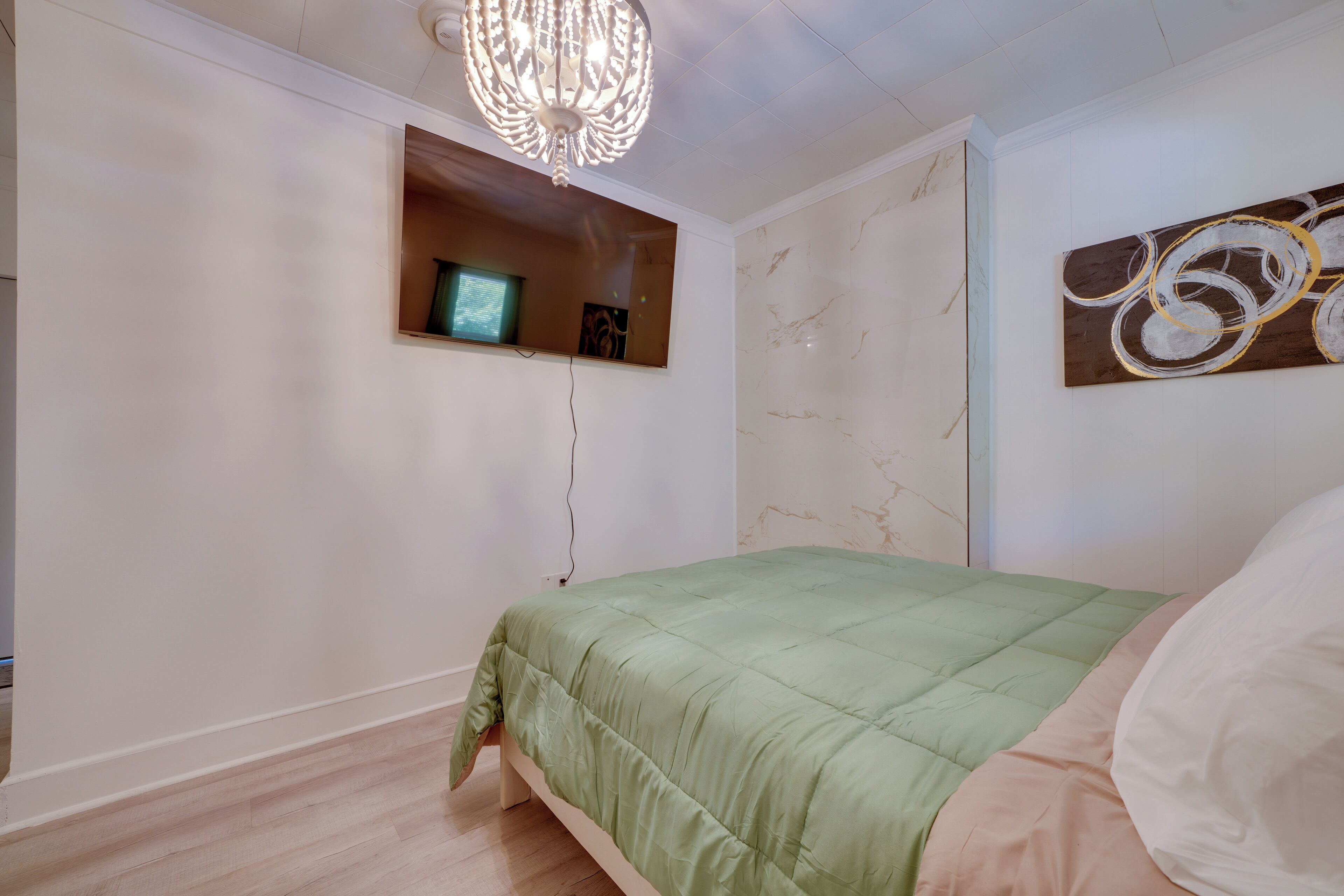 Desk, Internet, bed sheets