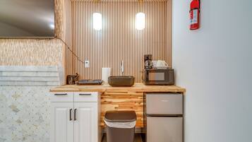 Coffee/tea maker, fridge, microwave, stovetop
