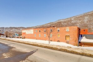 A brick building with a sign that reads 'HUNTINGTON HARD ROCKS.' - Walkable Location! High-End 4-Unit Hinton Getaway (Hinton)