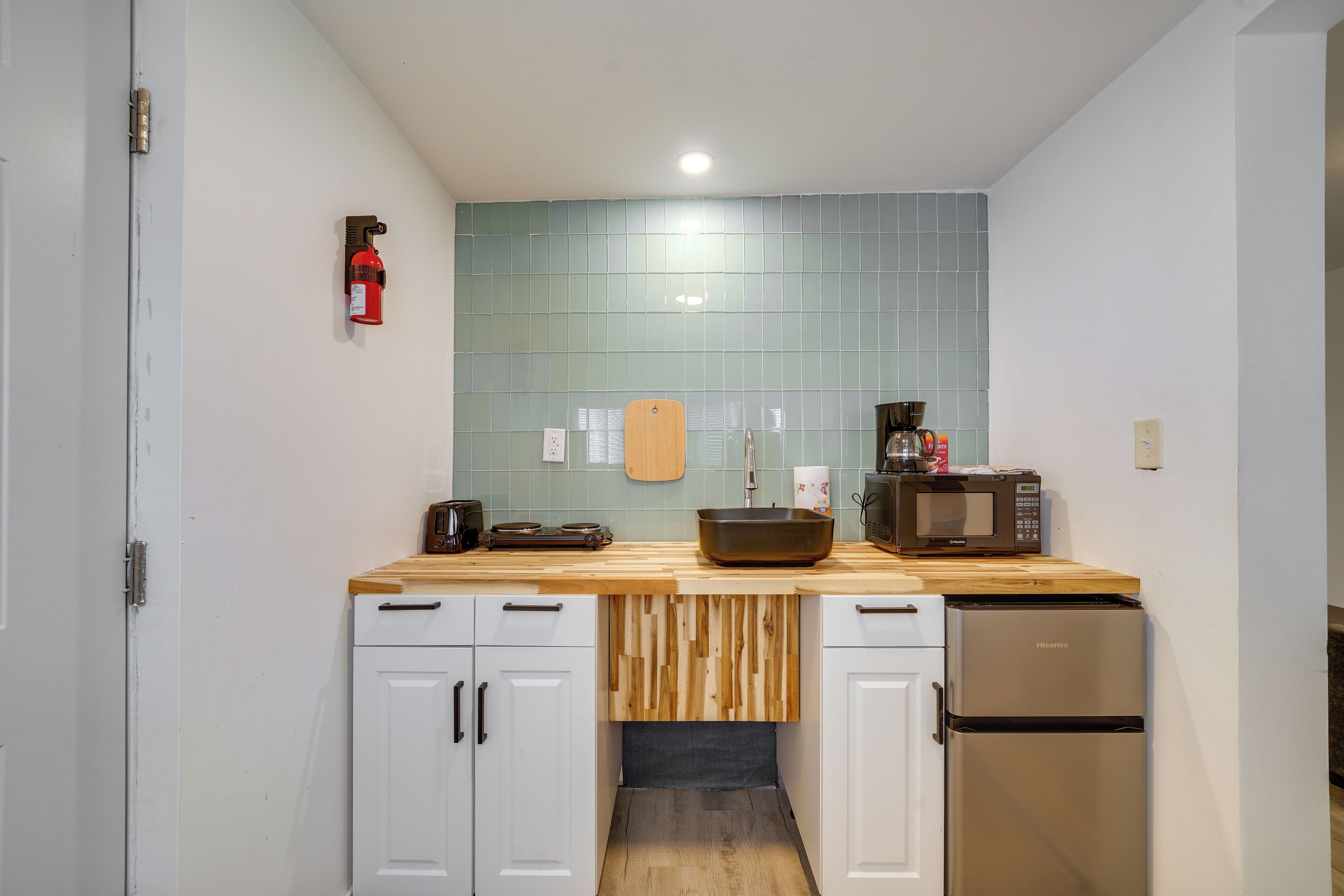 Coffee/tea maker, fridge, microwave, stovetop