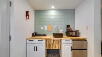 Coffee/tea maker, fridge, microwave, stovetop