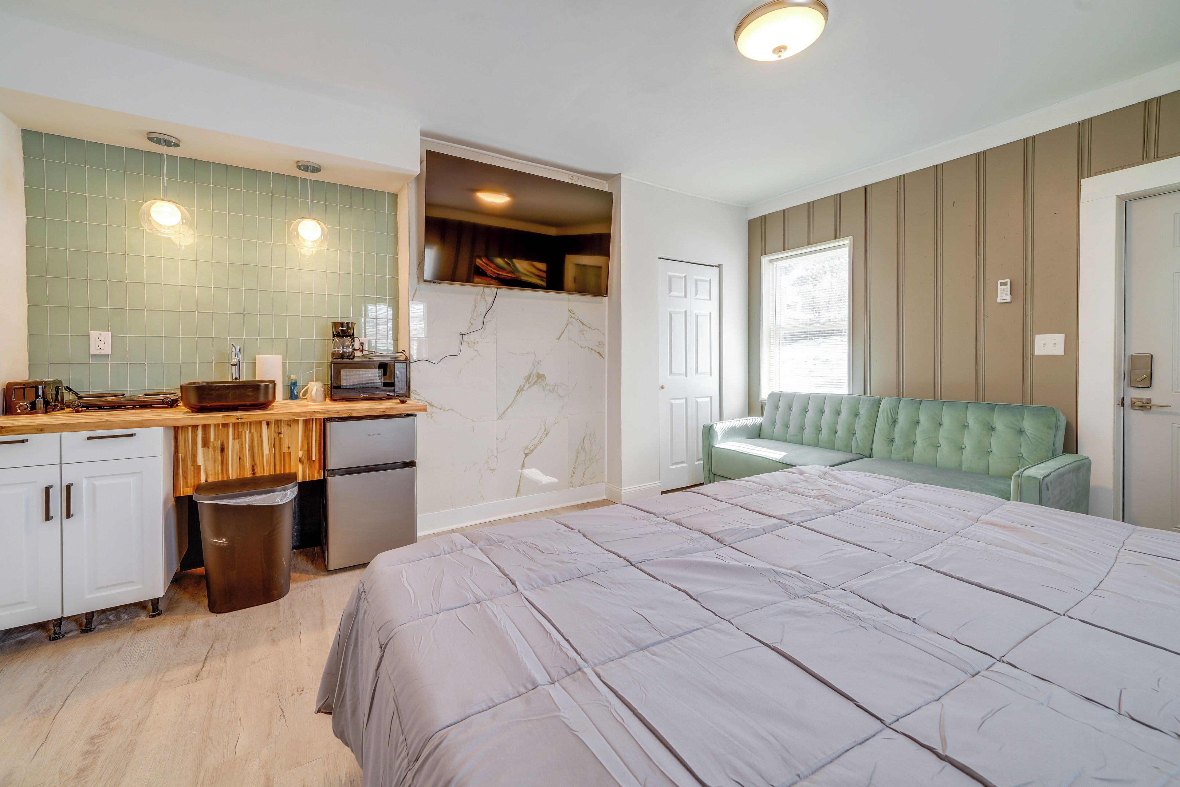 4 bedrooms, iron/ironing board, internet, bed sheets