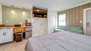 4 bedrooms, iron/ironing board, internet, bed sheets