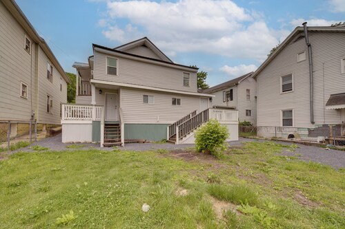 Walkable Location! High-End 4-Unit Hinton Getaway