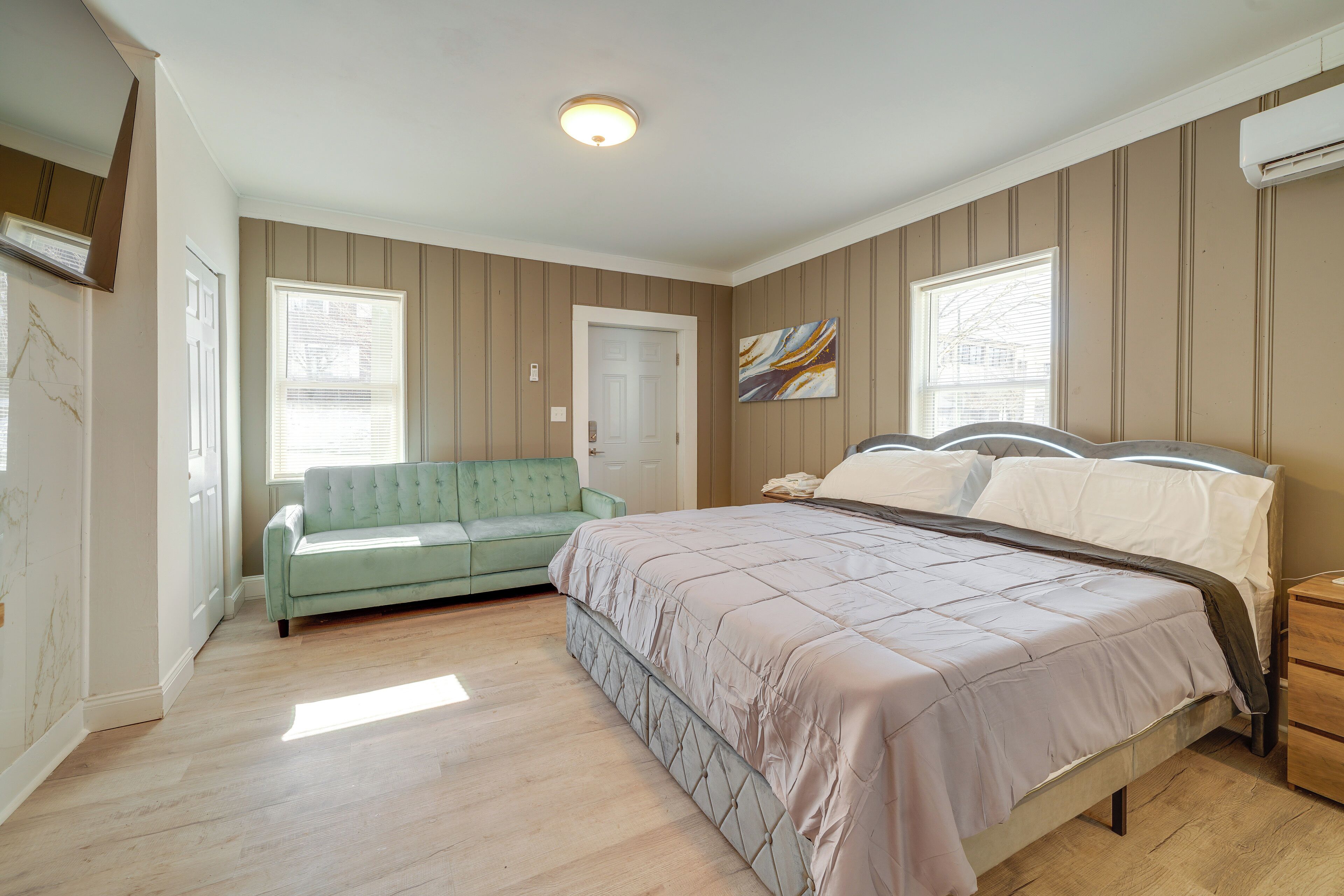 4 bedrooms, iron/ironing board, Internet, bed sheets