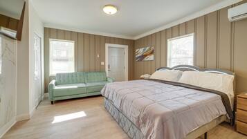 4 bedrooms, iron/ironing board, Internet, bed sheets