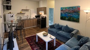 A modern apartment with a living room, kitchen, and dining area. - Modern & Cozy Stay | Self Check-In | Free Parking (Surrey)