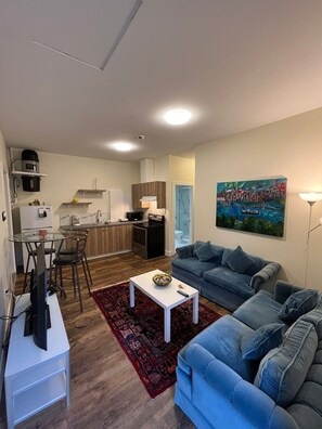 A modern apartment with a living room, kitchen, and dining area. - Modern & Cozy Stay | Self Check-In | Free Parking (Surrey)