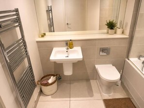 A bathroom with a white sink, toilet, and a towel rack. - Southampton 2-bed Apartment, Sleeps 4 With Balcony (Southampton)