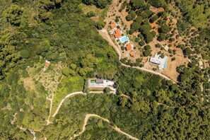 An aerial view of a residential area with multiple houses, a swimming pool, and a well-maintained garden. - Villa Theofilos-Country pool villa-3 bedrooms-wifi-sunset & sea view (Loutraki)