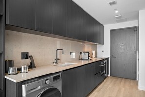 Wasserkocher mit Kaffee-/Teezubehör, Kühlschrank, Mikrowelle, Ofen