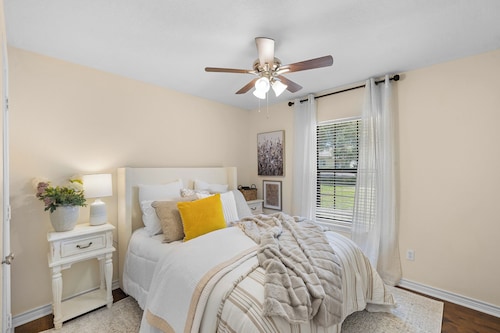 Wolf Pen Creek Retreat #A, 3BD 2BA, Workspace