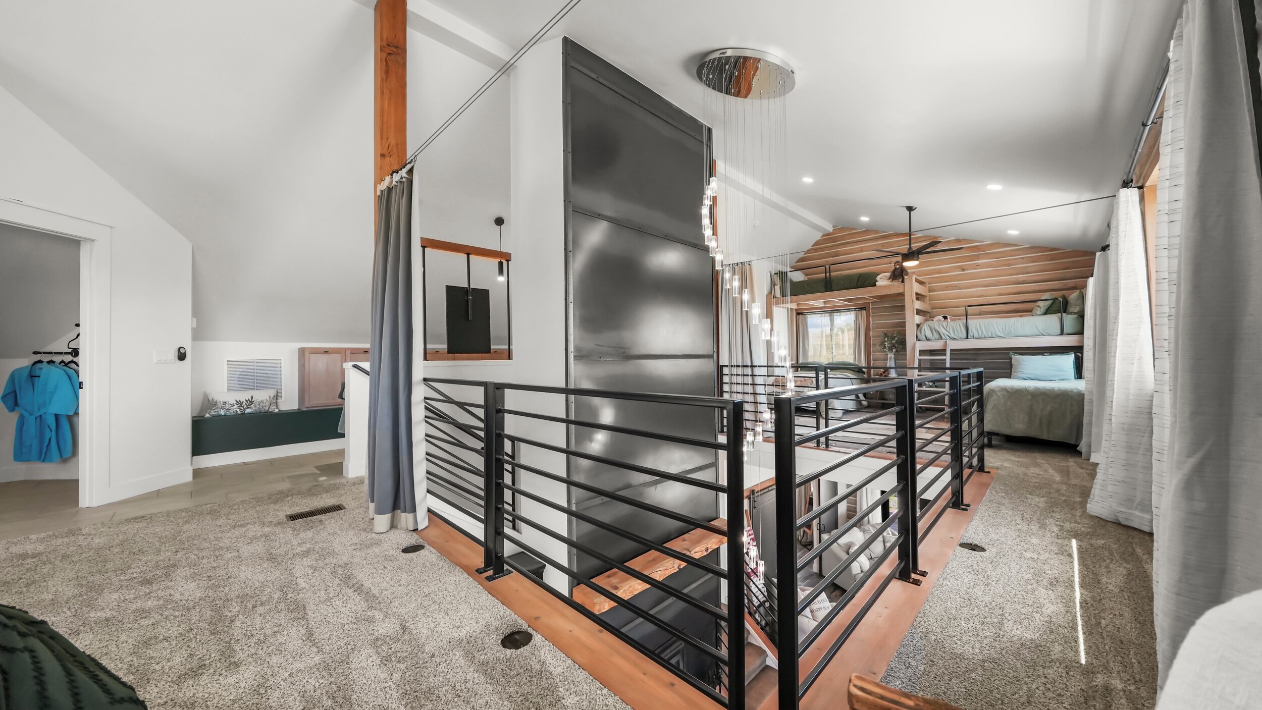 Um interior moderno com escada, cama e área de estar.