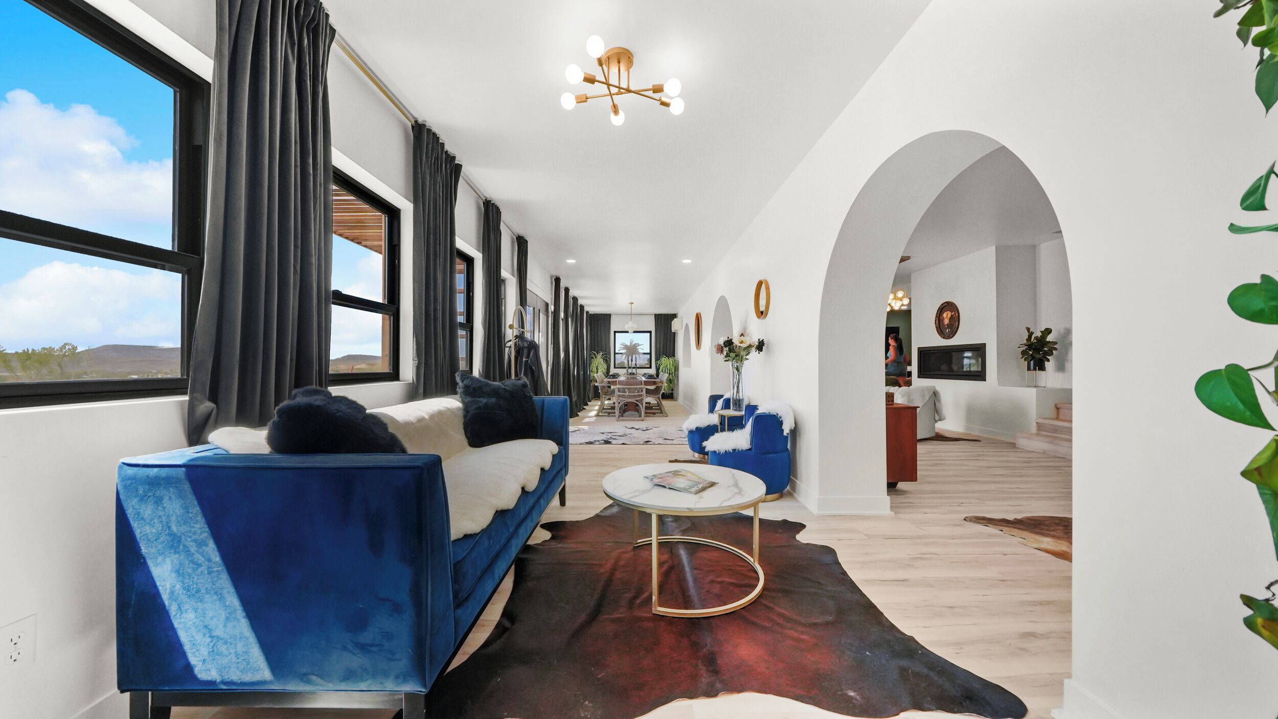 Un intérieur moderne avec un canapé, une table basse et un coin repas.