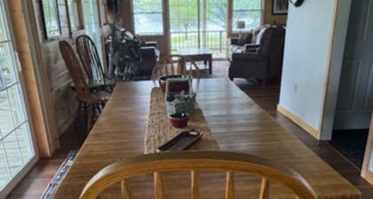 Adorable 2-bedroom lodge with AC in lovely Hillsboro