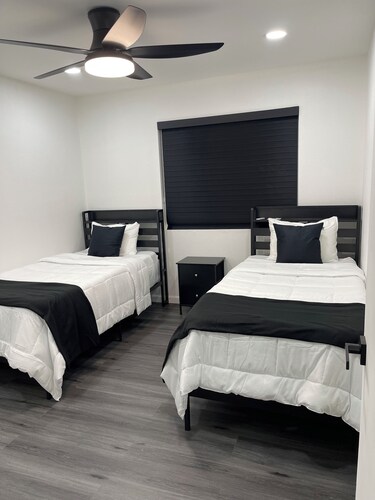 Modern Spacious 4-bedroom house with AC in quaint Spring Valley