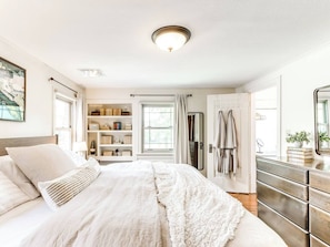 2 slaapkamers, een bureau, een strijkplank/strijkijzer, reisbedje