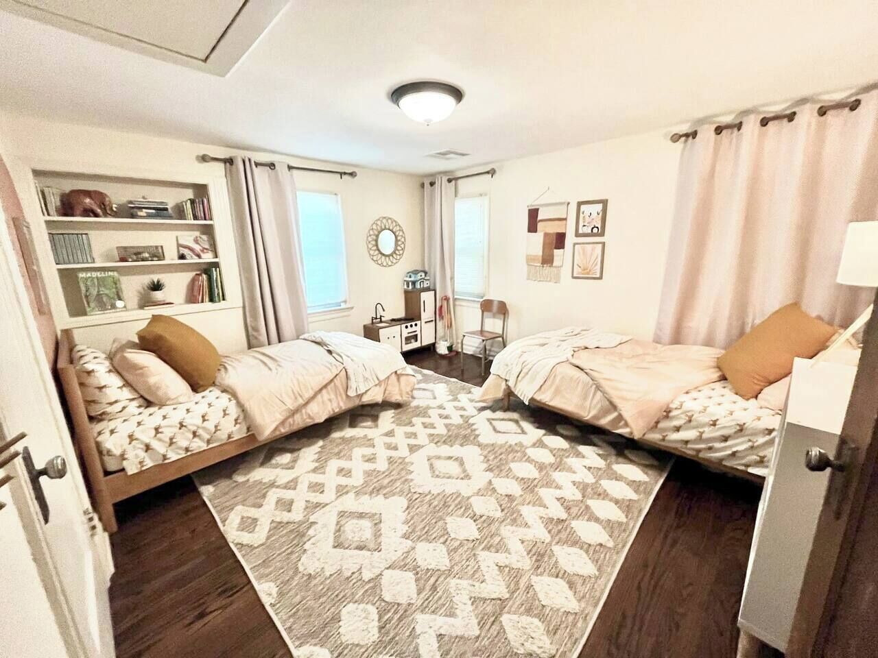 2 bedrooms, desk, iron/ironing board, travel crib