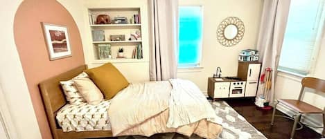 2 habitaciones, escritorio y tabla de planchar con plancha