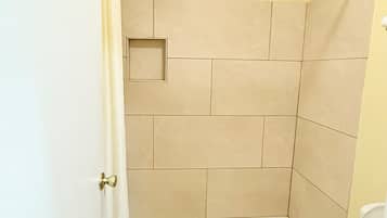 Chambre de base double | Salle de bain | Douche, serviettes fournies, savon, shampooing