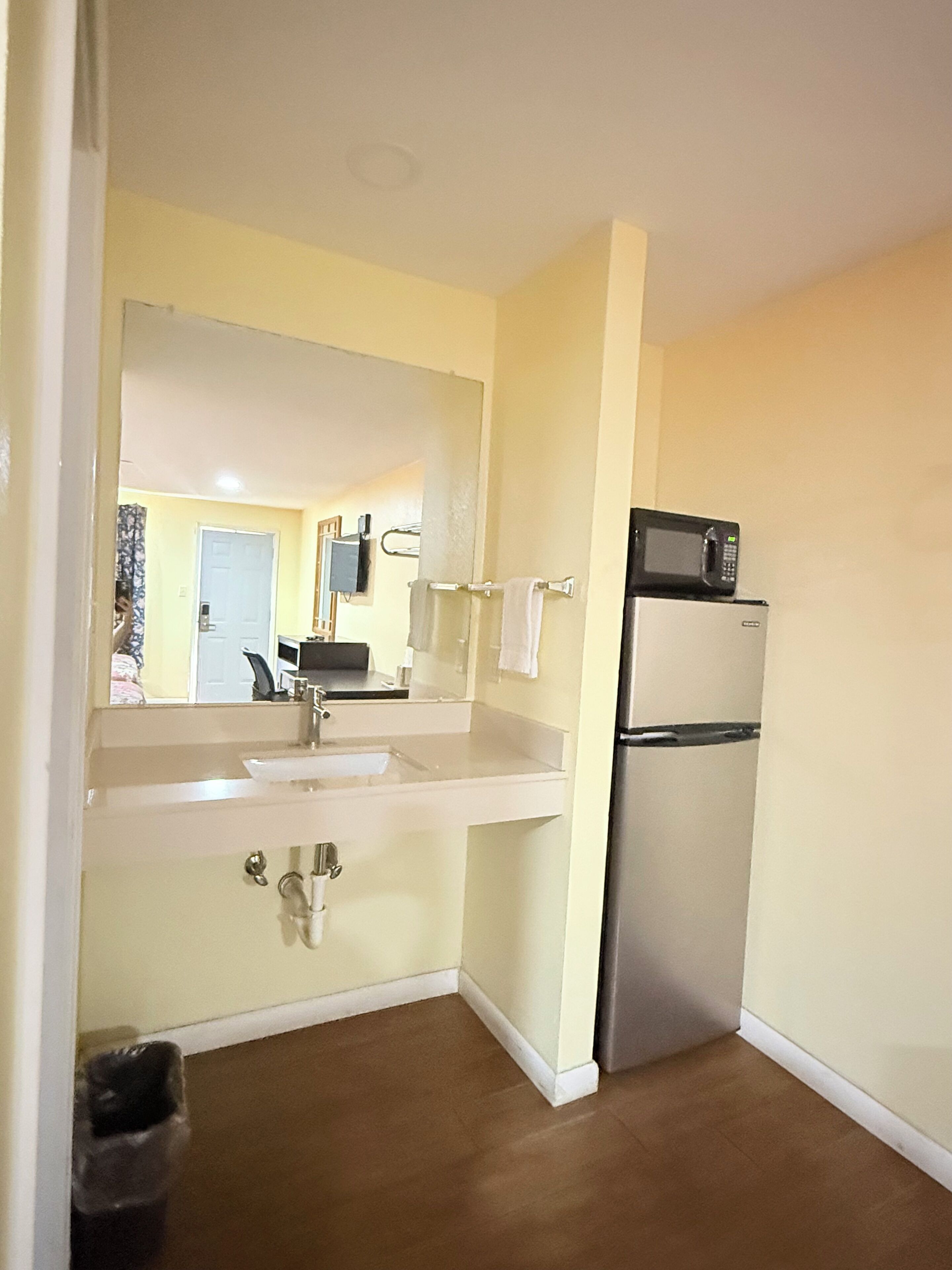 Chambre de base double | Cuisine privée | Réfrigérateur, four à micro-ondes