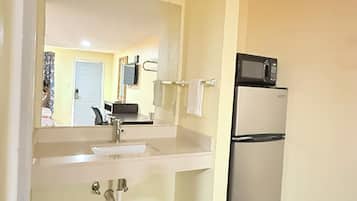 Chambre de base double | Cuisine privée | Réfrigérateur, four à micro-ondes