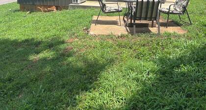 Cozy 2-bedroom house in Eminence with AC. Located in the heart of town!!