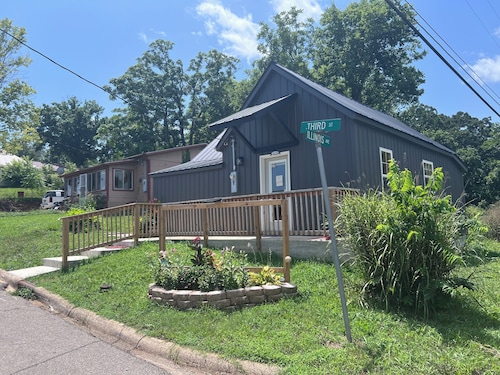 Cozy 2-bedroom house in Eminence with AC. Located in the heart of town!!