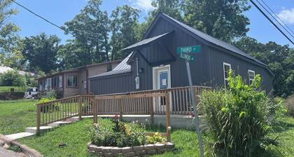 Cozy 2-bedroom house in Eminence with AC. Located in the heart of town!!
