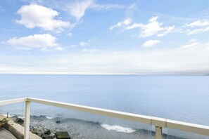 A coastal view with a clear sky and calm sea. - Whidbey Island Updated Beachfront Getaway - A View From Every Room! (Oak Harbor)